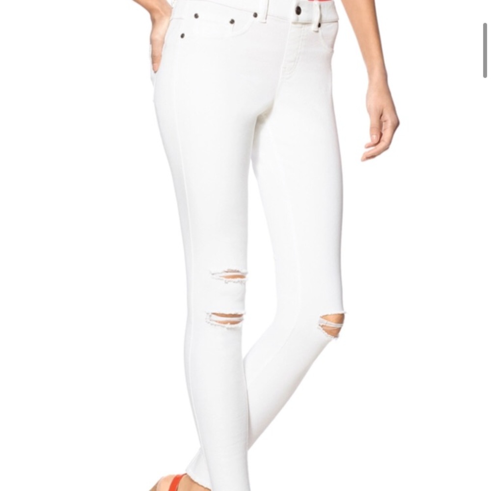 NWOT Women’s White, Ripped, Skinny jeans. Size 10
